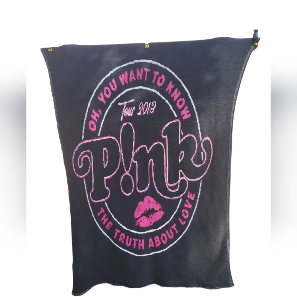 PINK 2013 TOUR "Oh You Want To Know The Truth About Love" Concert Throw Blanket